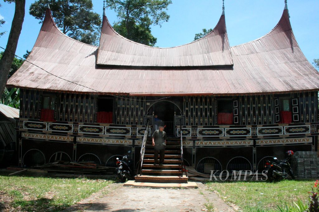 Rumah gadang di Sumatera Barat bukan hanya rumah biasa, sebab menjadi simbol bagi adat Minangkabau yang menganut matrilineal. Kebertahanan rumah gadang berarti masih langgengnya adat Minangkabau. Namun, kini kian jarang rumah gadang yang terawat dengan baik di Sumatera Barat.