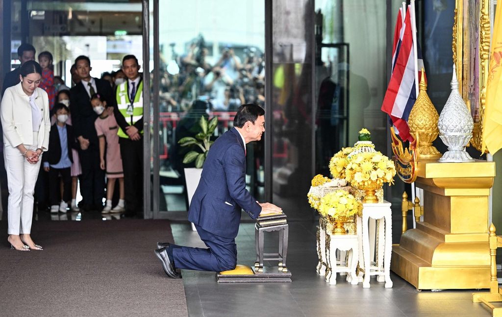 Mantan Perdana Menteri Thailand Thaksin Shinawatra berlutut di depan foto Raja Thailand setelah mendarat di Bandar Udara Don Mueang, Bangkok, Thailand, Selasa (22/8/2023). Ia pulang kampung dari pengasingannya di luar negeri selama 15 tahun. Thaksin kemudian digiring aparat untuk menjalani hukuman pidana dalam persidangan beberapa tahun sebelumnya yang dijatuhkan kepadanya. 