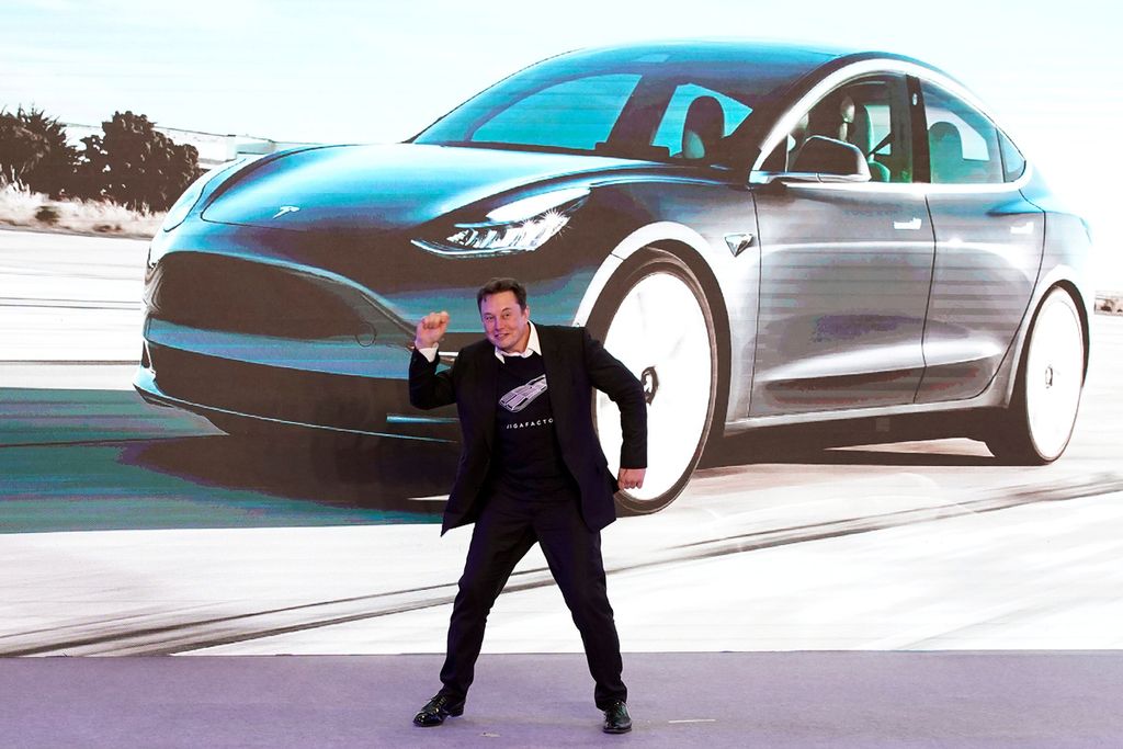 CEO Tesla Inc Elon Musk menari di panggung dalam acara penyerahan mobil Model 3 Tesla buatan China di Shanghai, 7 Januari 2020. 