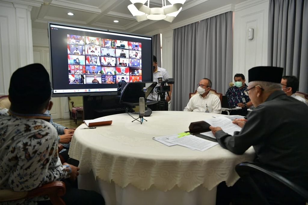 Wakil Presiden Ma’ruf Amin memimpin rapat terbatas evaluasi pemberlakuan pembatasan kegiatan masyarakat (PPKM) melalui konferensi video di kediaman resmi Wapres, Jakarta, Senin (24/1/2022).