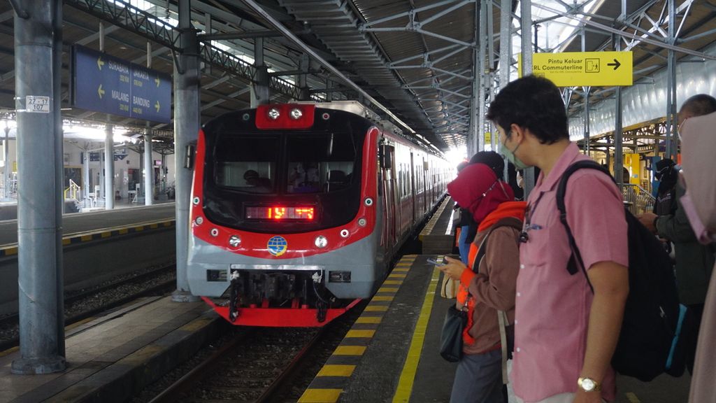 Penumpang menunggu kedatangan KRL Solo-Yogyakarta, di Stasiun Solobalapan, Kota Surakarta, Jateng, Senin (14/3/2022).