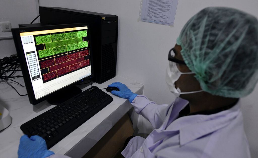 Petugas laboratorium melakukan uji sampel DNA (deoxyribonucleic acid) di laboratorium Asaren, salah satu perusahaan rintisan bioteknologi di Jakarta, Kamis (20/10/2022). Selain untuk mengetahui informasi kesehatan, tes DNA dapat dimanfaatkan untuk banyak hal, terutama terkait informasi genetik. Tes DNA juga menjadi salah satu cara yang dipakai kaum urban untuk mengetahui asal-usulnya. 