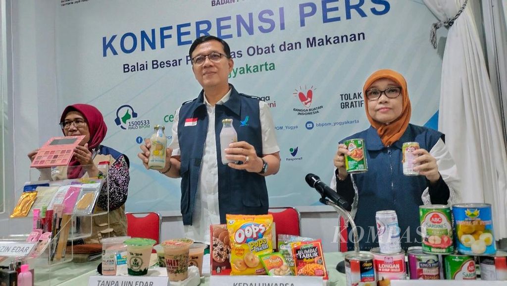 Kepala BBPOM Yogyakarta Bagus Heri Purnomo (tengah) dan jajarannya menunjukkan sebagian produk makanan dan minuman yang tidak layak dikonsumsi, Jumat (5/4/2024).