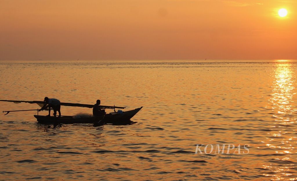 Fishermen set off to catch fish in Lamalera A Village, Wulandoni District, Lembata Regency, East Nusa Tenggara, on Wednesday (22/11/2023). The Lamalera fishermen have a tradition of hunting whales, dolphins, and manta rays.