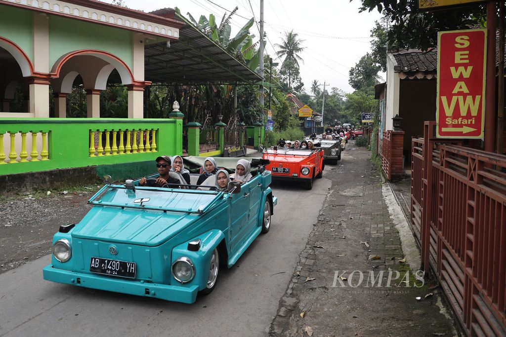 Rombongan wisatawan menaiki mobil Volkswagen yang disewakan untuk tur wisata keliling kawasan Candi Borobudur, di Desa Borobudur, Kecamatan Borobudur, Kabupaten Magelang, Jawa Tengah, Sabtu (28/1/2023). 
