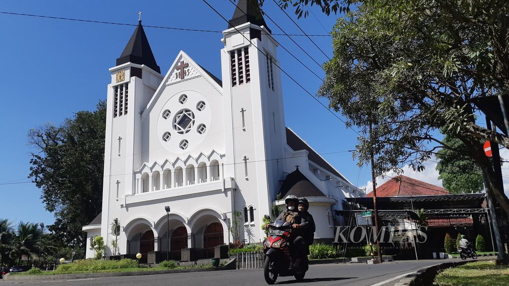 Gereja Katedral Santa Perawan Maria dari Gunung Karmel di Jalan Ijen, Kota Malang, Jawa Timur, merupakan salah satu cagar budaya yang harus dilindungi dan lestarikan.