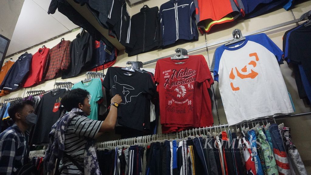 Pengunjung memilih-milih pakaian impor bekas di Pasar Notoharjo, Kota Surakarta, Selasa (7/6/2022). 