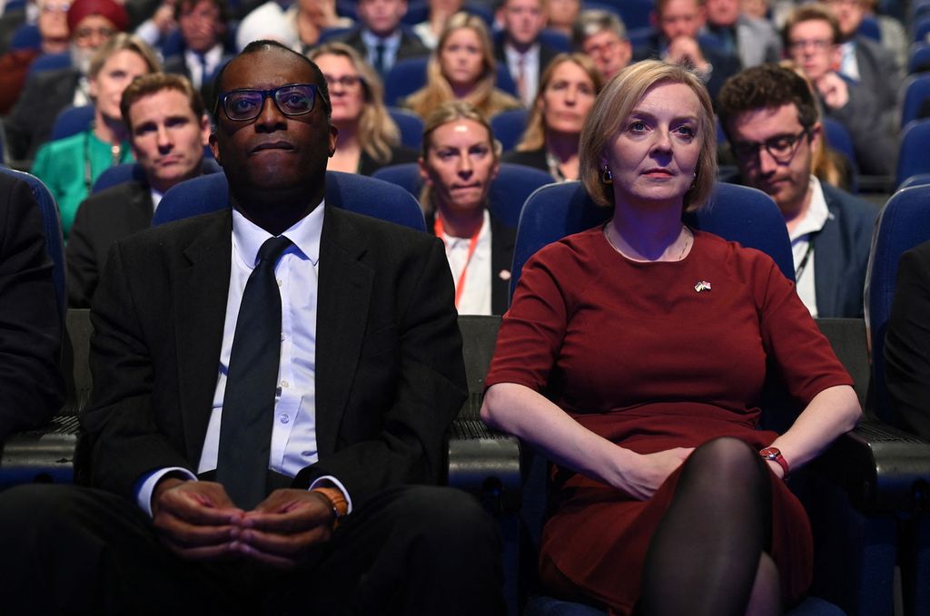 Foto pada 2 Oktober 2022 memperlihatkan Menteri Keuangan Inggris Kwasi Kwarteng (kiri) dan Perdana Menteri Liz Truss menghadiri pembukaan Konferensi Partai Konservatif tahunan di Birmingham, Inggris tengah. 