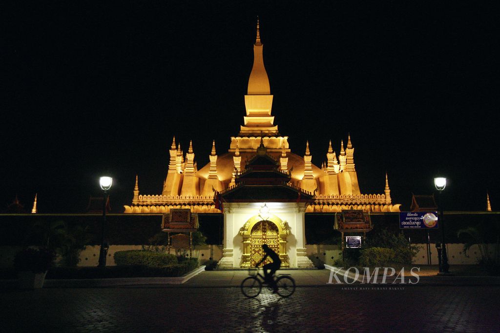 Wihara That Luang, simbol nasional Laos, Kamis (17/12/2009). 