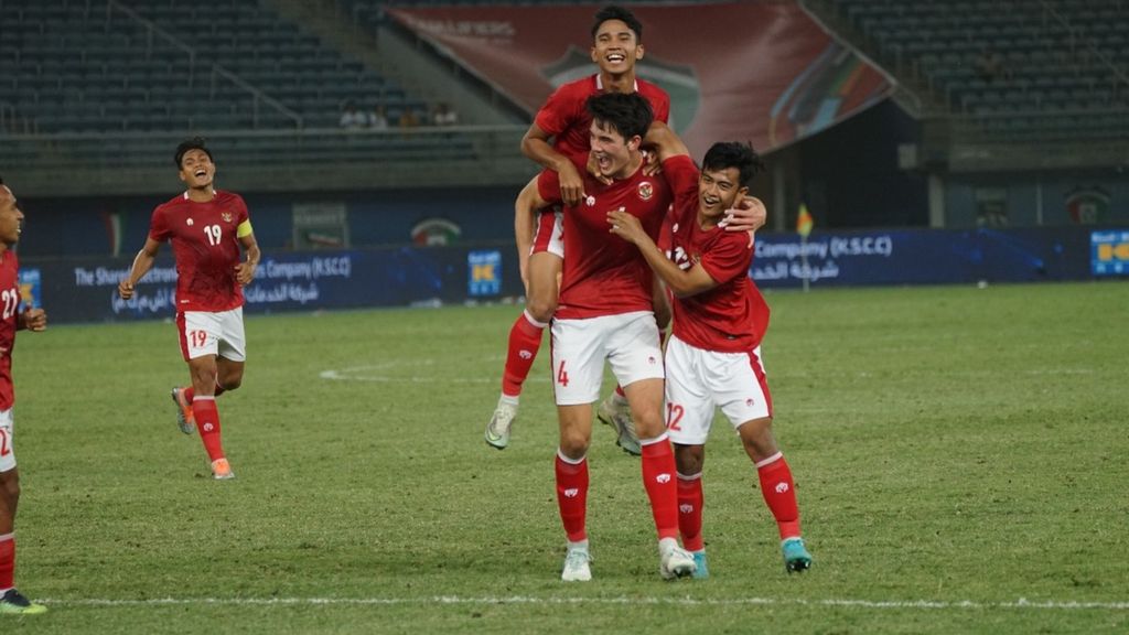 Bek tengah Elkan Baggott (tengah) merayakan gol kelima timnas yang dicetaknya ke gawang Nepal pada laga kualifikasi Piala Asia 2023, Rabu (15/6/2022) dini hari WIB, di Stadion Internasional Jaber Al-Ahmad, Kuwait City. Indonesia mengalahkan Nepal, 7-0, dan lolos ke Piala Asia 2023.