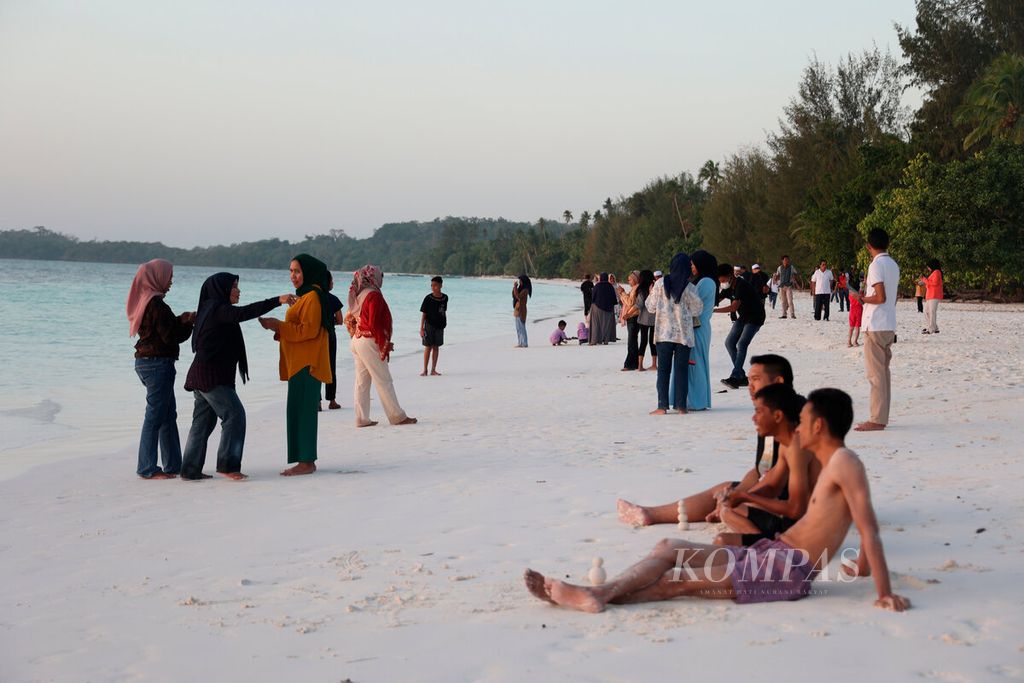 Wisatawan lokal yang mendominasi sebagai pengunjung di Pantai Ngurbloat, Kabupaten Maluku Tenggara, Provinsi Maluku, Senin (18/9/2023).  