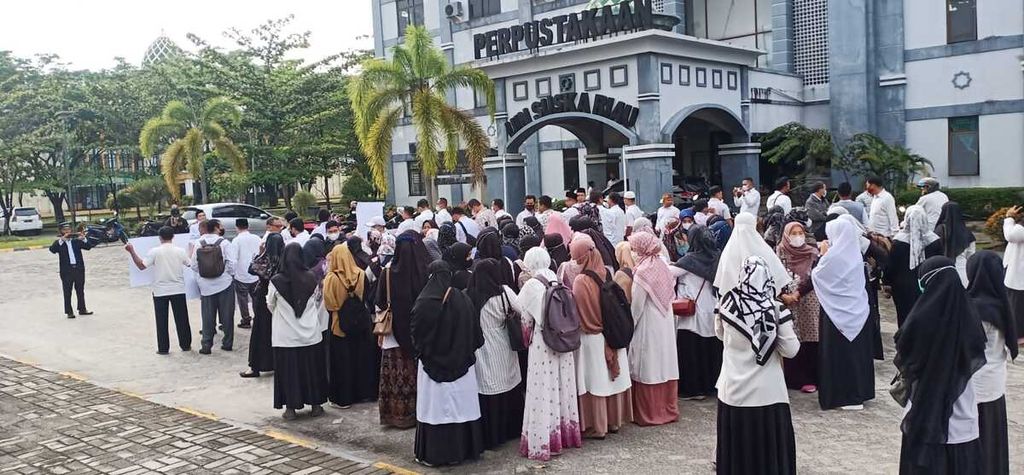 Ratusan dosen dan tenaga kependidikan berstatus non-pegawai negeri sipil (PNS) di Universitas Islam Negeri Sultan Syarif Kasim (UIN Suska) Riau di Pekanbaru, Senin (17/4/2023), melakukan aksi damai. 