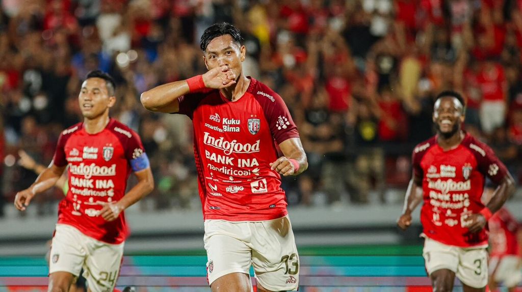 Pemain Bali United, Jajang Mulyana (kanan), merayakan golnya ke gawang Madura United pada laga Liga 1 Indonesia di Stadion Dipta, Gianyar, Sabtu (15/7/2023).
