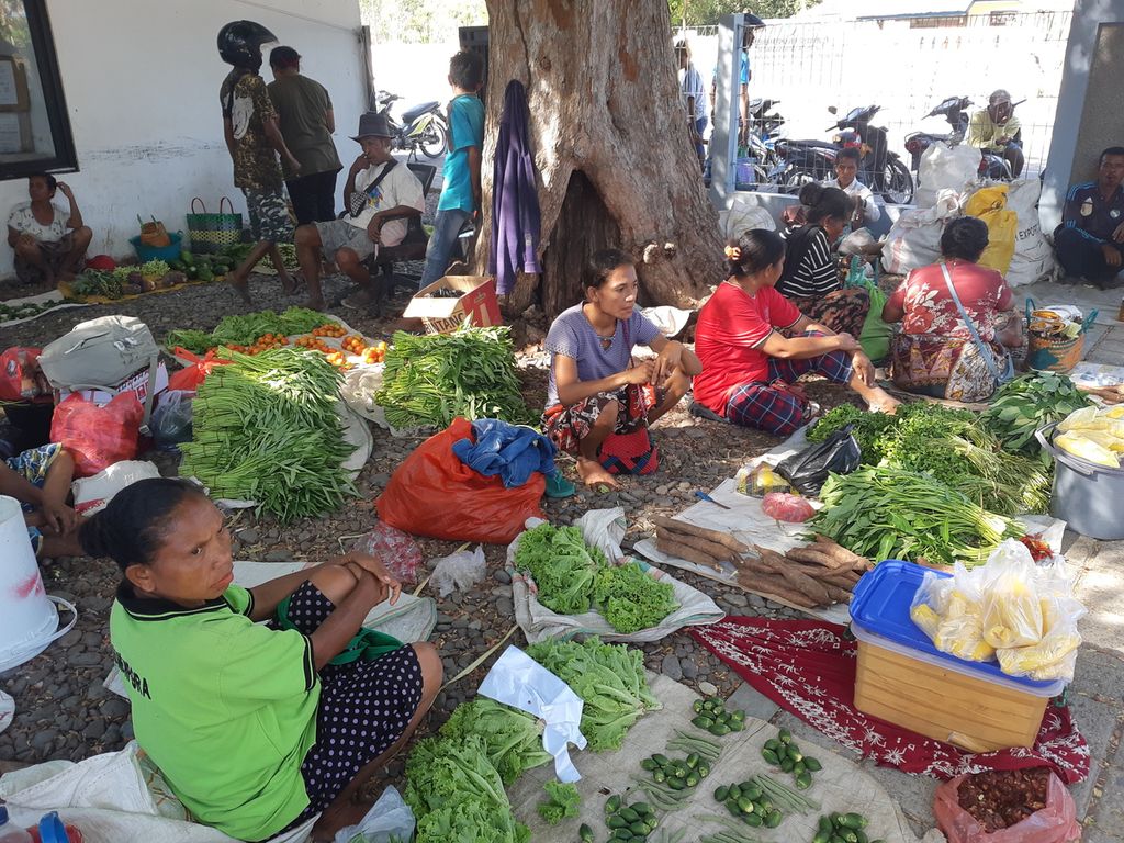 Suasana Pasar Wini di Desa Humusu Wini, Kecamatan Insana Utara, Kabupaten Timor Tengah Utara, Nusa Tenggara Timur, Senin (19/9/2022). Pasar di dekat perbatasan dengan negara Timor Leste itu dibangun pemerintah untuk menghidupkan ekonomi masyarakat setempat.