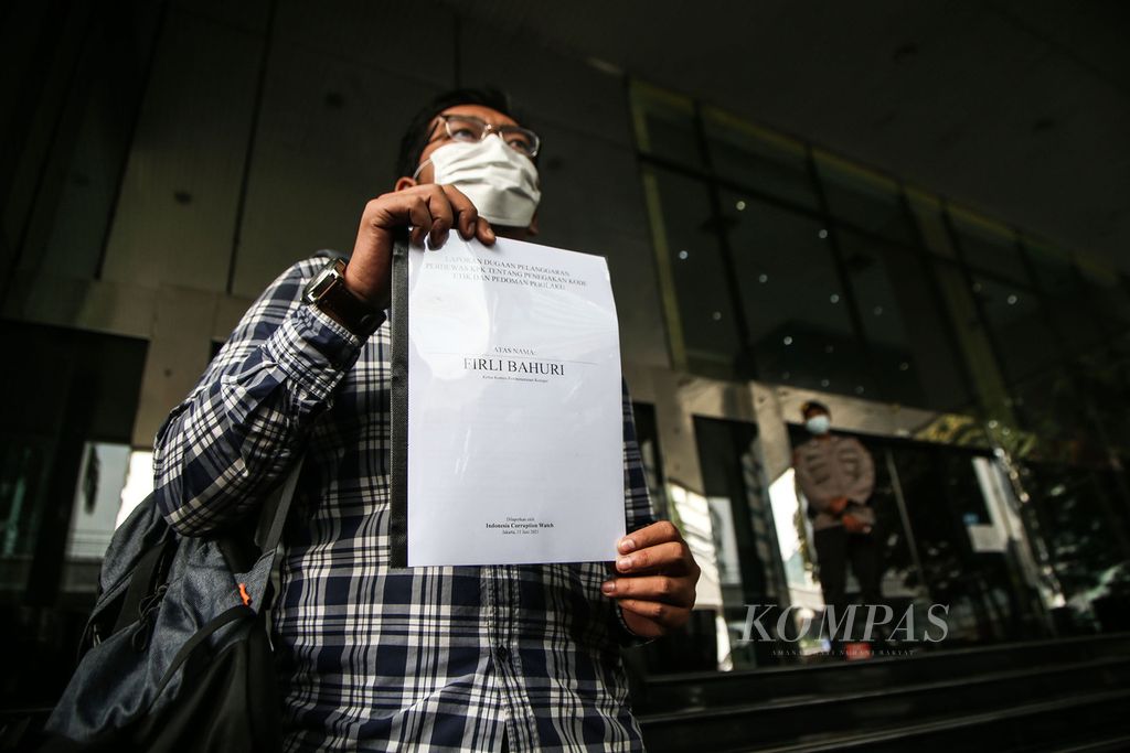 Peneliti Indonesia Corruption Watch (ICW), Kurnia Ramadhana, mendatangi Gedung Komisi Pemberantasan Korupsi (KPK) di Jakarta, Jumat (11/6/2021).
