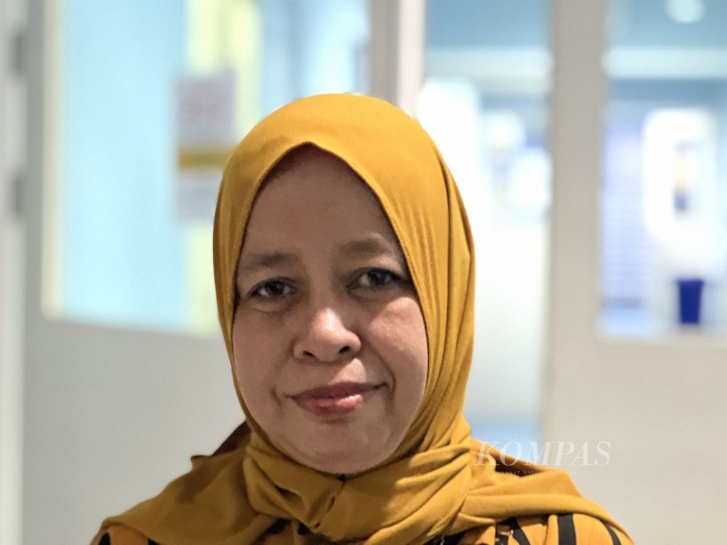 Rahma Junaid (43), istri pasien transplantasi ginjal pertama di RSUP Wahidin Sudirohusodo, Makassar. Operasi dilakukan di rumah sakit ini, Senin (27/11/2022).