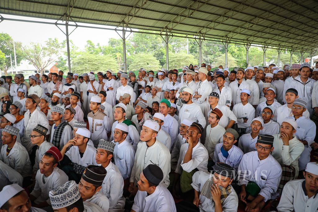 Antusiasme para santri saat menyaksikan sosialisasi Pemilu 2024 di Pondok Pesantren Al-Fatah, Temboro, Magetan, Jawa Timur, Kamis (26/10/2023). 