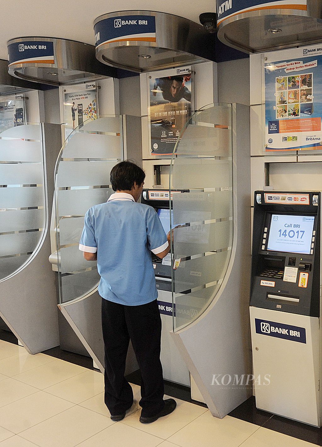 Nasabah bertransaksi menggunakan mesin anjungan tunai mandiri (ATM) di Kantor Pusat PT Bank Rakyat Indonesia (BRI), Jakarta, Rabu (26/3).