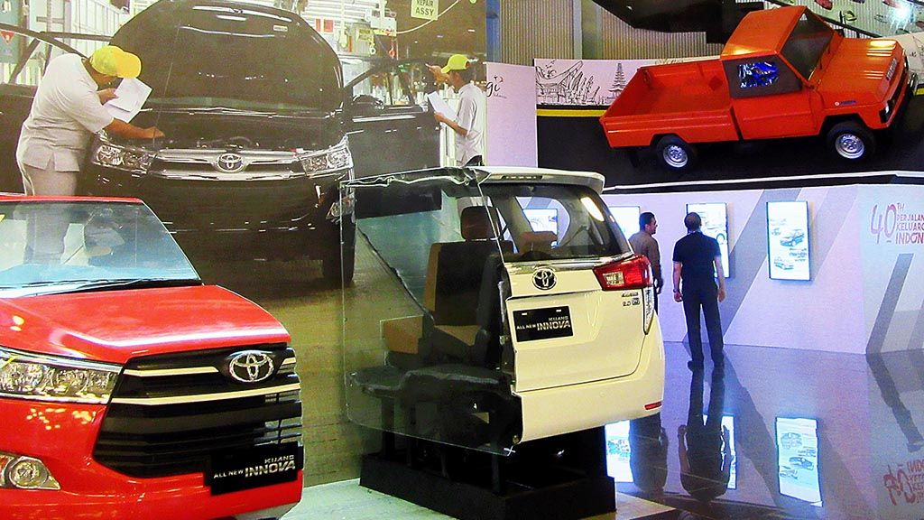 Pengunjung menyaksikan berbagai sajian tentang perjalanan industri otomotif di Indonesia yang disusun di sudut edukasi otomotif, yang disumbangkan PT Toyota Astra Motor, di Museum Angkut, Kota Batu, Jawa Timur, Jumat (26/1).