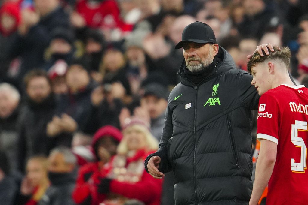 Manajer Liverpool Juergen Klopp berbicara dengan pemain muda James McConnell saat laga Piala FA lawan Norwich, Minggu (28/1/2024). 