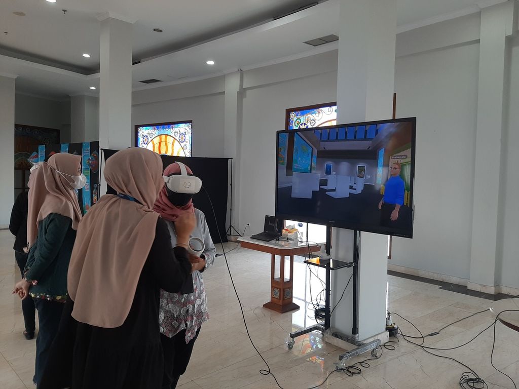 Pengunjung mencoba dunia virtual 3D dalam Pameran 10 Siklus Kehidupan Masyarakat Betawi di Unit Pengelolaan Kawasan Perkampungan Budaya Betawi Setu Babakan, Srengseng Sawah, Jagakarsa, Jakarta Selatan, Minggu (30/10/2022).