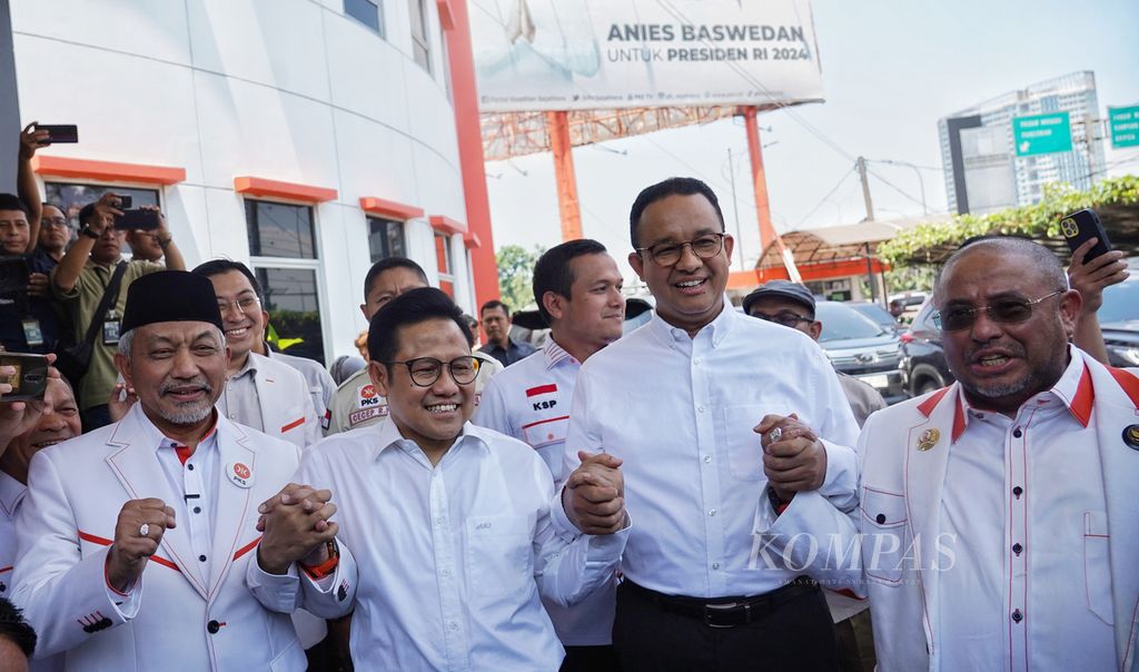 Bakal calon presiden Anies Baswedan (kedua dari kanan) dan bakal calon wakil presiden Muhaimin Iskandar (kedua dari kiri) disambut Presiden Partai Keadilan Sejahtera (PKS) Ahmad Syaikhu (kiri) dan Sekretaris Jenderal PKS Aboe Bakar Al-Habsyi (kanan) saat tiba di kantor DPP PKS, Jakarta, Selasa (12/9/2023). 