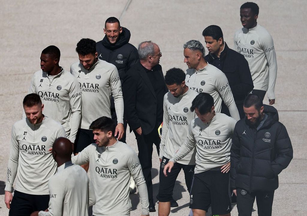 The players of Paris Saint-Germain, PSG advisor Luis Campos, and PSG President Nasser al-Khelafi arrived at the PSG club training facility in Poissy, west of Paris, France, on Monday (6/5/2024), to prepare for the second semi-final match of the Champions League between PSG and Borussia Dortmund.