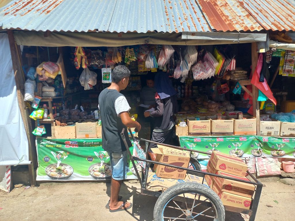 Perwakilan distributor mebawa sejumlah barang di dalam gerobak untuk ditawarkan kepada pedagang di kios-kios di Pasar Naikoten, Kupang, Selasa (5/12/2022).