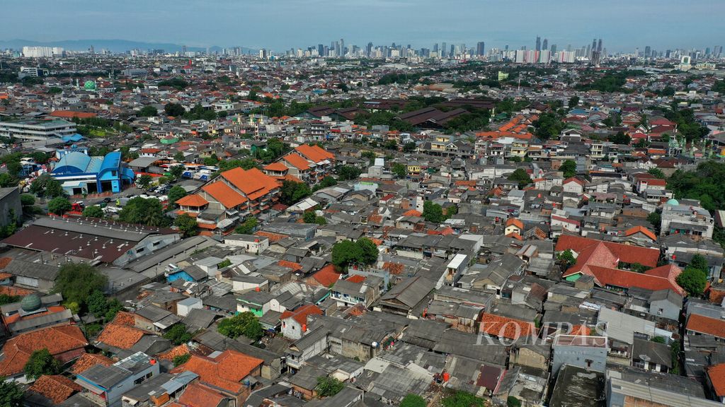 Hunian padat penduduk di Pulogadung, Jakarta Timur, Selasa (26/4/2022).  