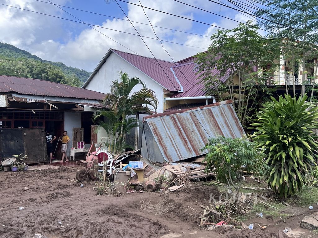 Salah satu rumah warga yang ambruk di bagian depan di Kelurahan Puserren, Kecamatan Enrekang, Enrekang, Sulawesi Selatan, Minggu (28/4/2024). Banjir bandang dan longsor menerjang Enrekang pada Sabtu (27/4/2024) malam.