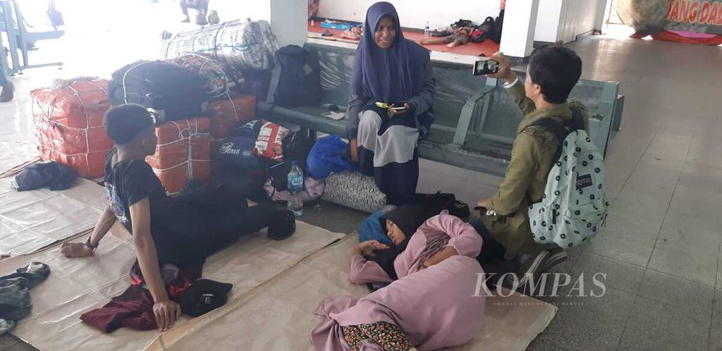 Sejumlah calon pemudik dengan tujuan Kabupaten Flores Timur, NTT, menunggu kapal di ruang tunggu Pelabuhan Tanjung Priok, Jakarta Utara pada (18/4/2022). Warga memilih mudik lebih awal untuk segera bertemu keluarga setelah tiga tahun tak bisa mudik akibat pandemi Covid-19.