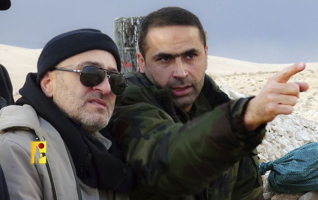 Wissam Hassan al-Tawil (kanan), Komandan Pasukan Elite Hezbollah, bersama Panglima Hezbollah Mustafa Badreddine di lokasi yang tak disebutkan dalam foto tanpa tanggal yang dirilis Media Militer Hezbollah, 8 Januari 2024. 