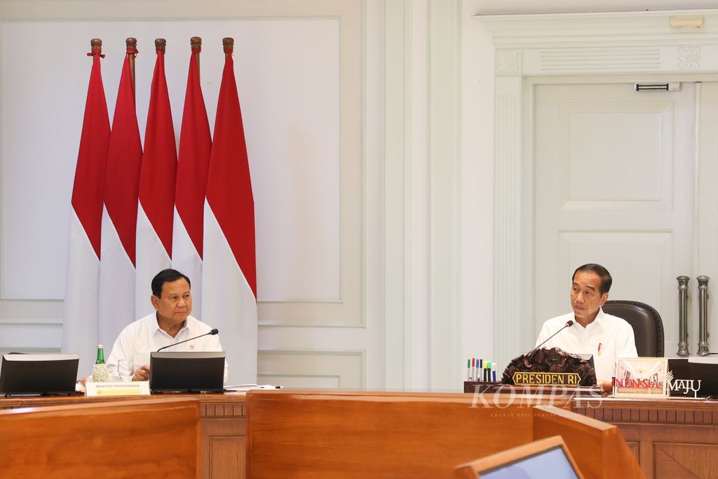 Menteri Pertahanan Prabowo Subianto (kiri) menyimak arahan Presiden Joko Widodo saat memimpin rapat terbatas (ratas) bersama sejumlah menteri Kabinet Indonesia Maju di Kantor Presiden, Jakarta, Senin (5/8/2024). Agenda ratas, antara lain, membahas rencana kerja pemerintah, nota keuangan, dan Rancangan Anggaran Pendapatan dan Belanja Negara (RAPBN) 2025. 