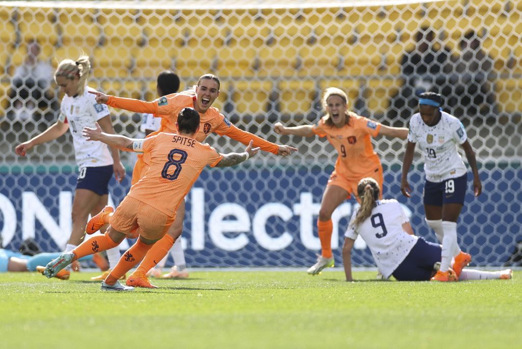 Pemain Belanda, Jill Roord (ketiga dari kiri), merayakan golnya bersama dua rekan setimnya, Sherida Spitse (kedua dari kiri) dan Katja Snoeijs (ketiga dari kanan), pada laga penyisihan Grup E Piala Dunia Putri Australia-Selandia Baru 2023 di Wellington, Selandia Baru, Kamis (27/7/2023) waktu Indonesia. Pada laga itu, Belanda menahan juara bertahan, Amerika Serikat, 1-1.