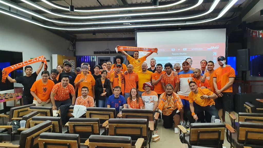 Suporter timnas Belanda, Oranje Indonesia, berfoto bersama setelah nonton bareng pertandingan Belanda vs Senegal di Triboon Hub, Jakarta, Senin (21/11/2022).