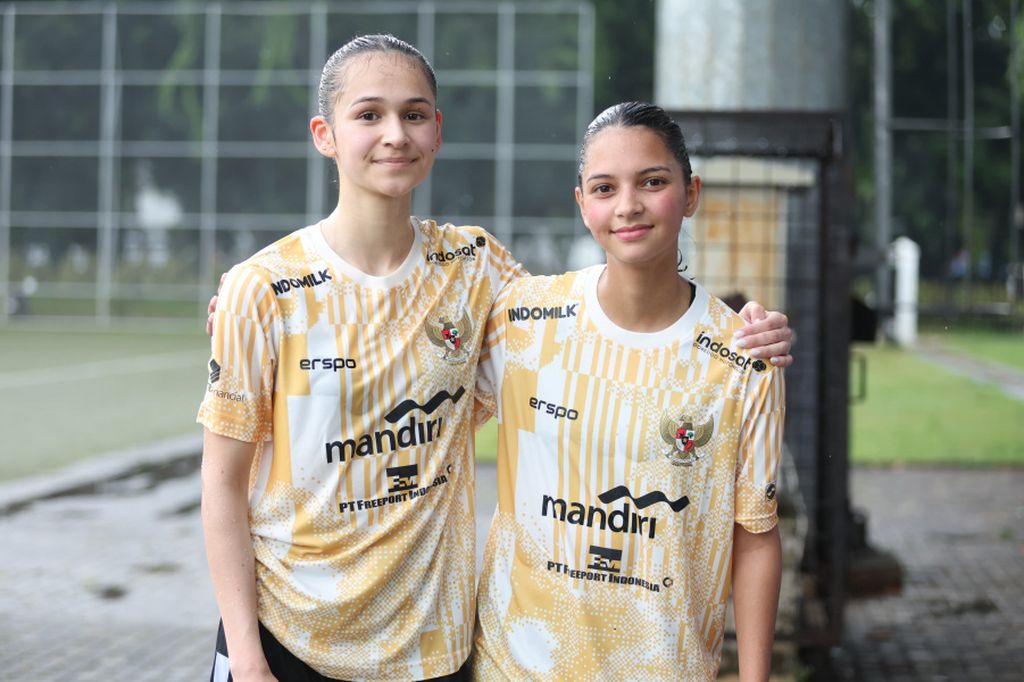 Pemain diaspora, Noa Leatomu (kiri) dan Estella Loupatty, dipanggil untuk menjalani seleksi timnas sepak bola putri untuk laga lawan Hong Kong. Noa dan Estella sudah bergabung dalam latihan di Lapangan ABC Senayan, Jakarta, Selasa (25/6/2024).