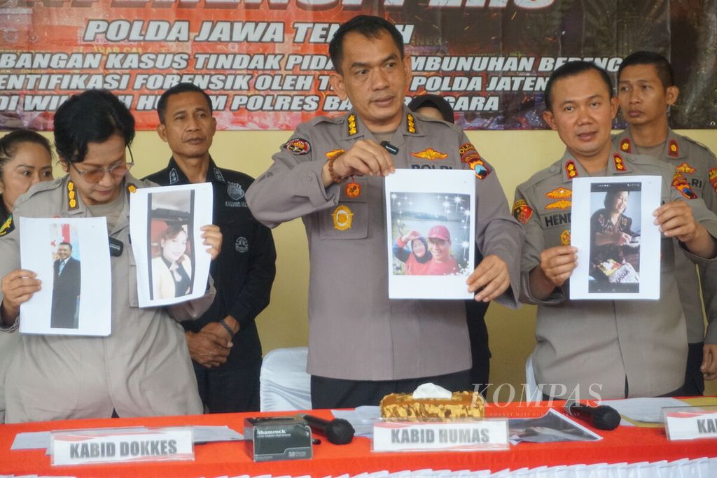 Kepala Bidang Humas Polda Jateng Kombes Iqbal Alqudusy (tengah depan) bersama jajaran Polda Jateng di Banjarnegara, Jateng.  .