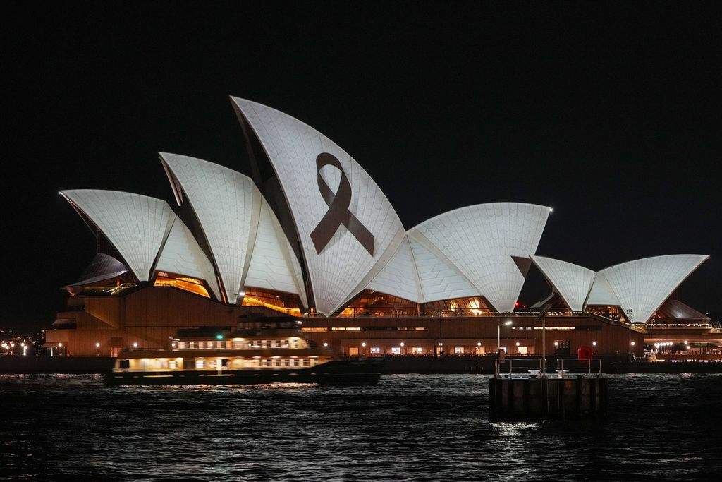 Pita hitam terpampang di Gedung Opera Sydney, Senin (15/4/2024). Australia berduka menyusul penusukan yang menewaskan enam orang pada 13 April 2024 . 
