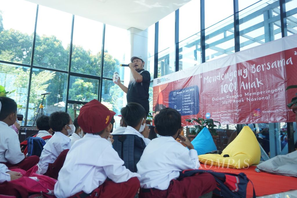 Ratusan anak TK dan SD mengikuti kegiatan dongeng di Stasiun Purwokerto, Kabupaten Banyumas, Jawa Tengah, Kamis (21/7/2022).