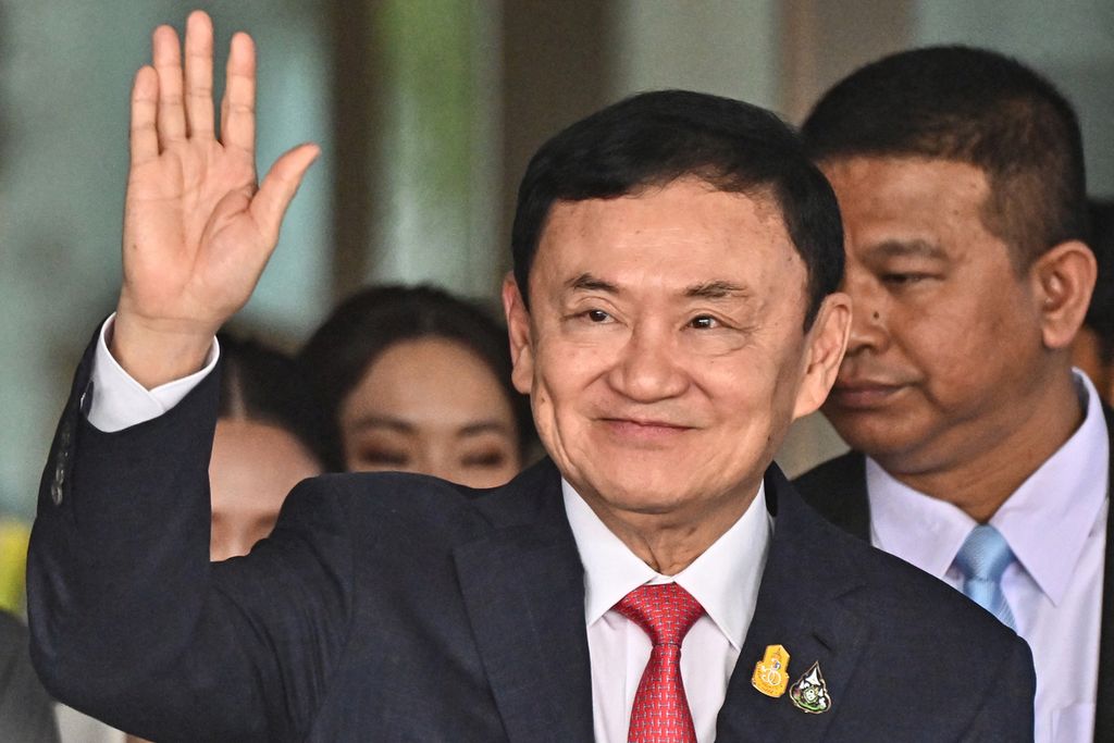 Mantan Perdana Menteri Thailand Thaksin Shinawatra menyapa para pendukungnya setelah mendarat sekembalinya dari pengasingan di Bandara Don Mueang, Bangkok, pada 22 Agustus 2023.