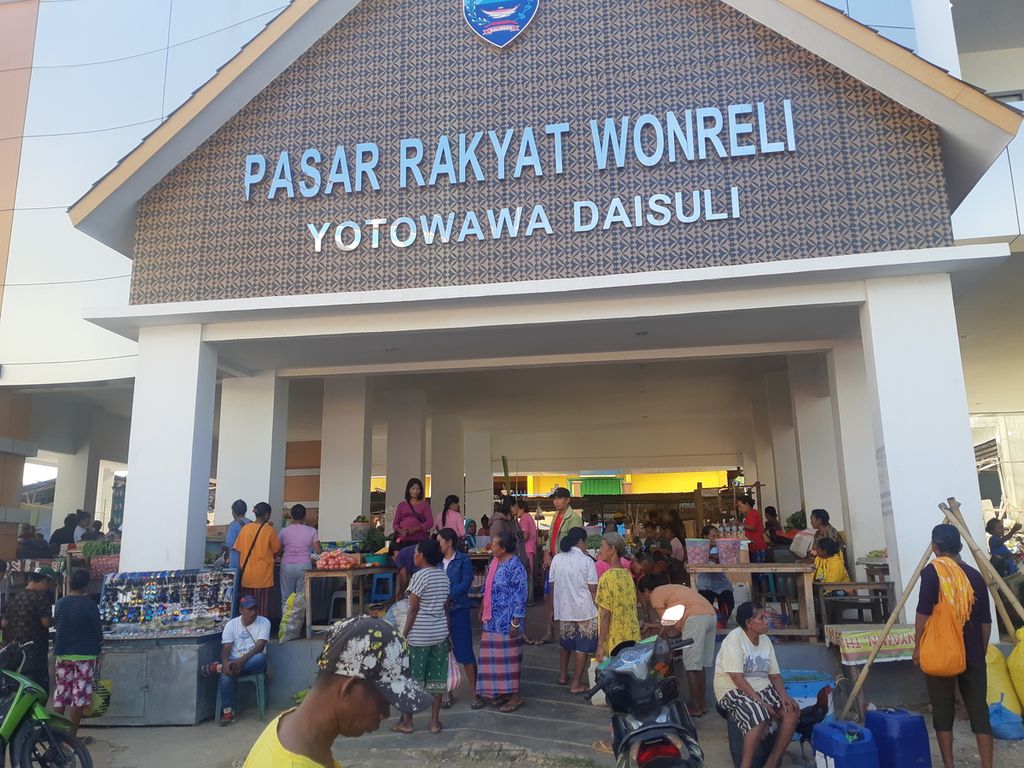 Bangunan Pasar Rakyat Wonreli di Pulau Kisar, Kabupaten Maluku Barat Daya, Maluku, pada Jumat (21/4/2023). Pasar tersebut tertata secara rapi dan menjadi pasar rakyat terbersih di kabupaten tersebut.