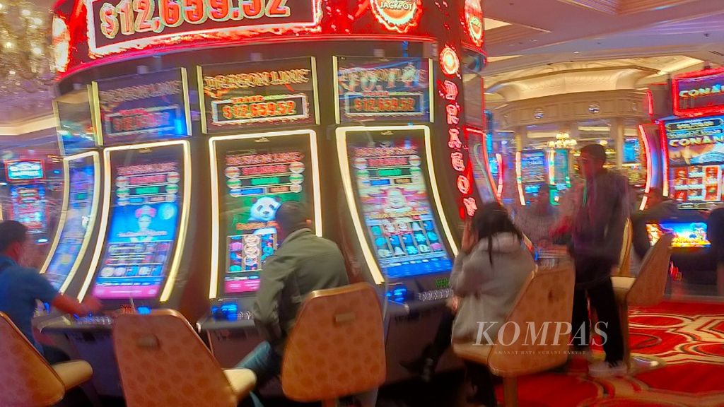 Suasana tempat mesin-mesin <i>jackpot </i>di sebuah hotel di Las Vegas, Amerika Serikat, Minggu (26/11/2023) malam waktu setempat. 