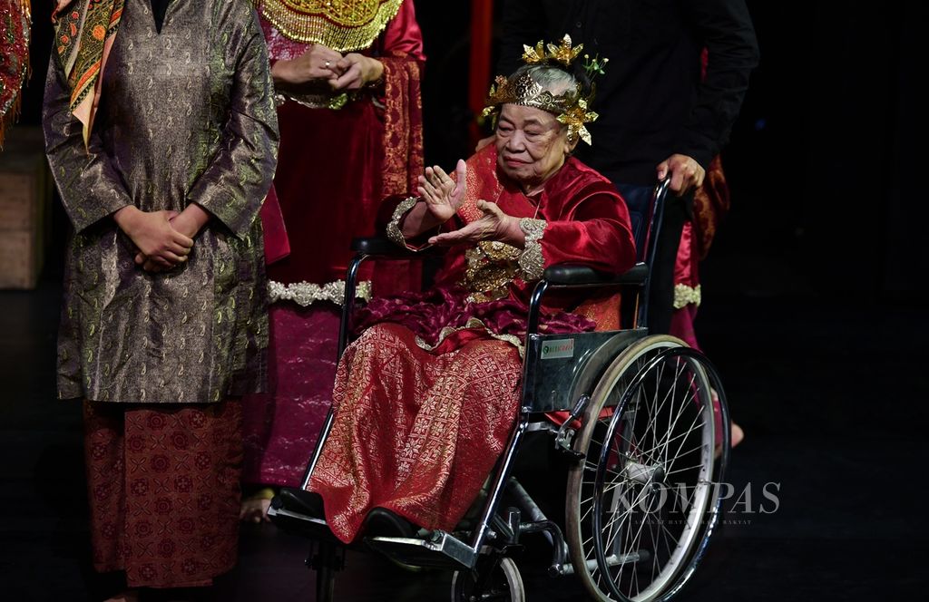 Ayu Manit (82) dalam pementasan Panggung Maestro di Teater Wahyu Sihombing, Taman Ismail Marzuki, Jakarta, Sabtu (9/3/2024). 