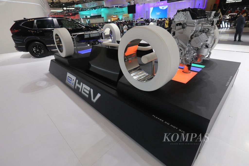 Platform e:HEV Honda sebagai basis mobil-mobil elektrifikasi Honda dipamerkan dalam GIIAS 2022 di ICE BSD, Tangerang, Banten, Kamis (11/8/2022). 