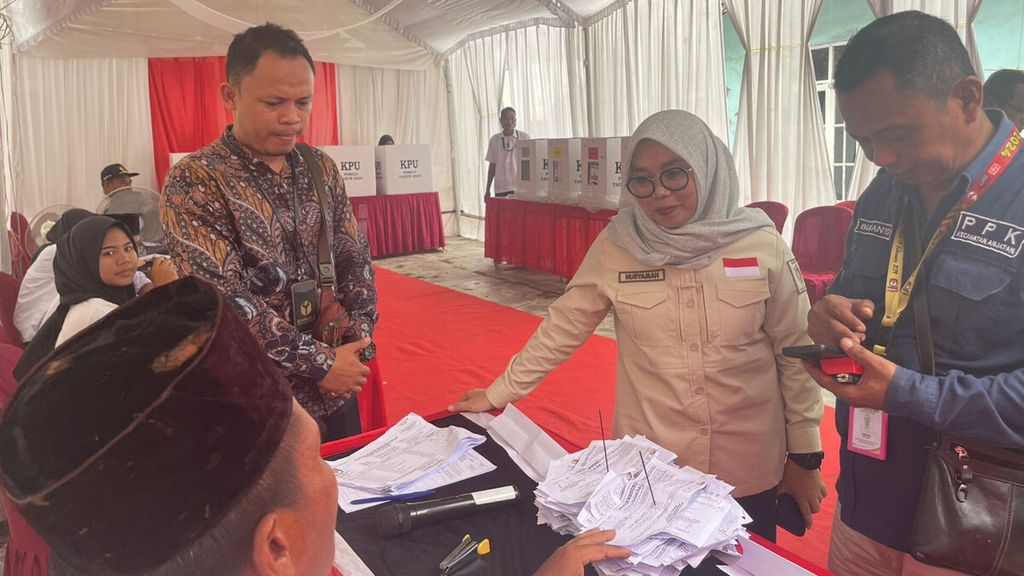 Koordinator Divisi Pencegahan dan Partisipasi Masyarakat Bawaslu Jawa Barat Nuryamah sedang memantau proses pemungutan suara ulang di salah satu daerah Jawa Barat pada pertengahan Februari 2024. 