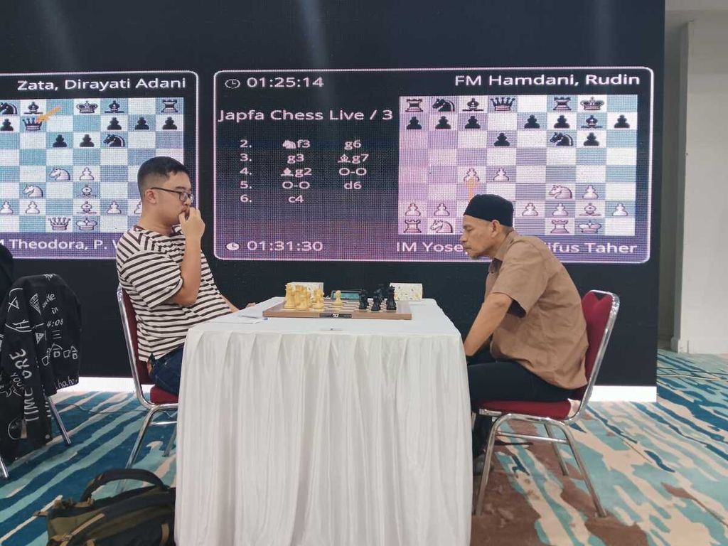 Pecatur IM Yoseph Theolifus Taher (kiri) melawan FM Hamdani Rudin pada babak kesembilan dalam Japfa Chess Festival 2024 di Senayan, Jakarta, Rabu (21/8/2024). Yoseph menjadi juara pada kategori <i>open</i>.