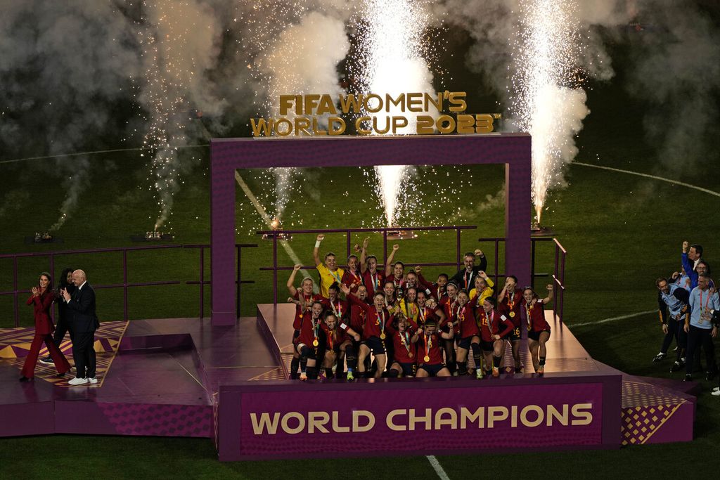 Para pemain Spanyol merayakan sukses mereka merebut trofi Piala Dunia Putri 2023 setelah mengalahkan Inggris, 1-0, pada laga final di Stadion Australia, Sydney, Australia, Minggu (20/8/2023).