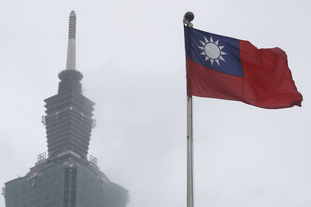 Bendera Taiwan berkibar di dekat gedung Taipei 101 di Monumen Nasional Dr Sun Yat-Sen di Taipei, Taiwan, 7 Mei 2023. 
