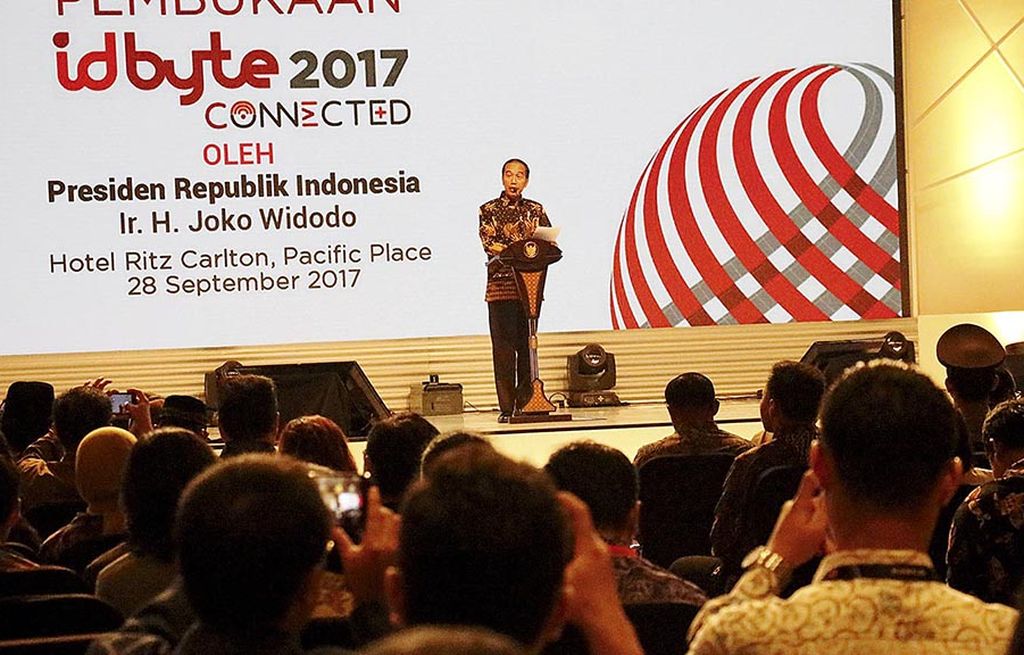 Presiden Joko Widodo memberikan sambutan pada pembukaan idbyte 2017 di Jakarta, Kamis (28/9). Para wirausaha berbasis teknologi didorong untuk terus berinovasi dan memanfaatkan modal keunikan berciri khas lokal. Presiden hadir dalam konferensi wirausaha bidang teknologi itu didampingi Kepala Badan Ekonomi Kreatif Triawan Munaf dan Menteri Sekretaris Negara Pratikno.