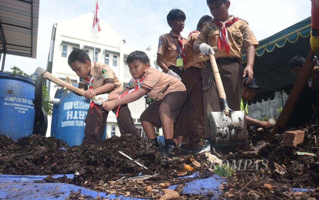 Students practice harvesting compost together at SD Negeri Sambikerep II, Surabaya, Friday (8/3/2024).